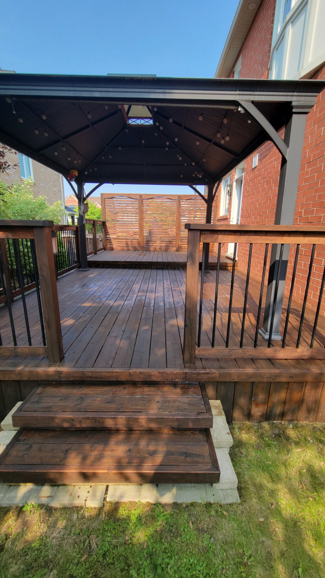 Power wash and stain on a Newmarket back deck